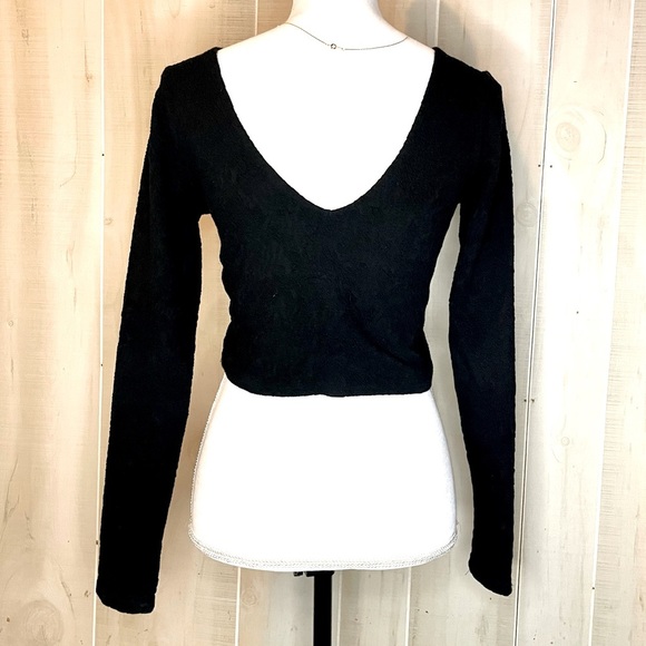 Forever 21 Tops - Forever 21 Long Sleeve V-Neck Crop Top